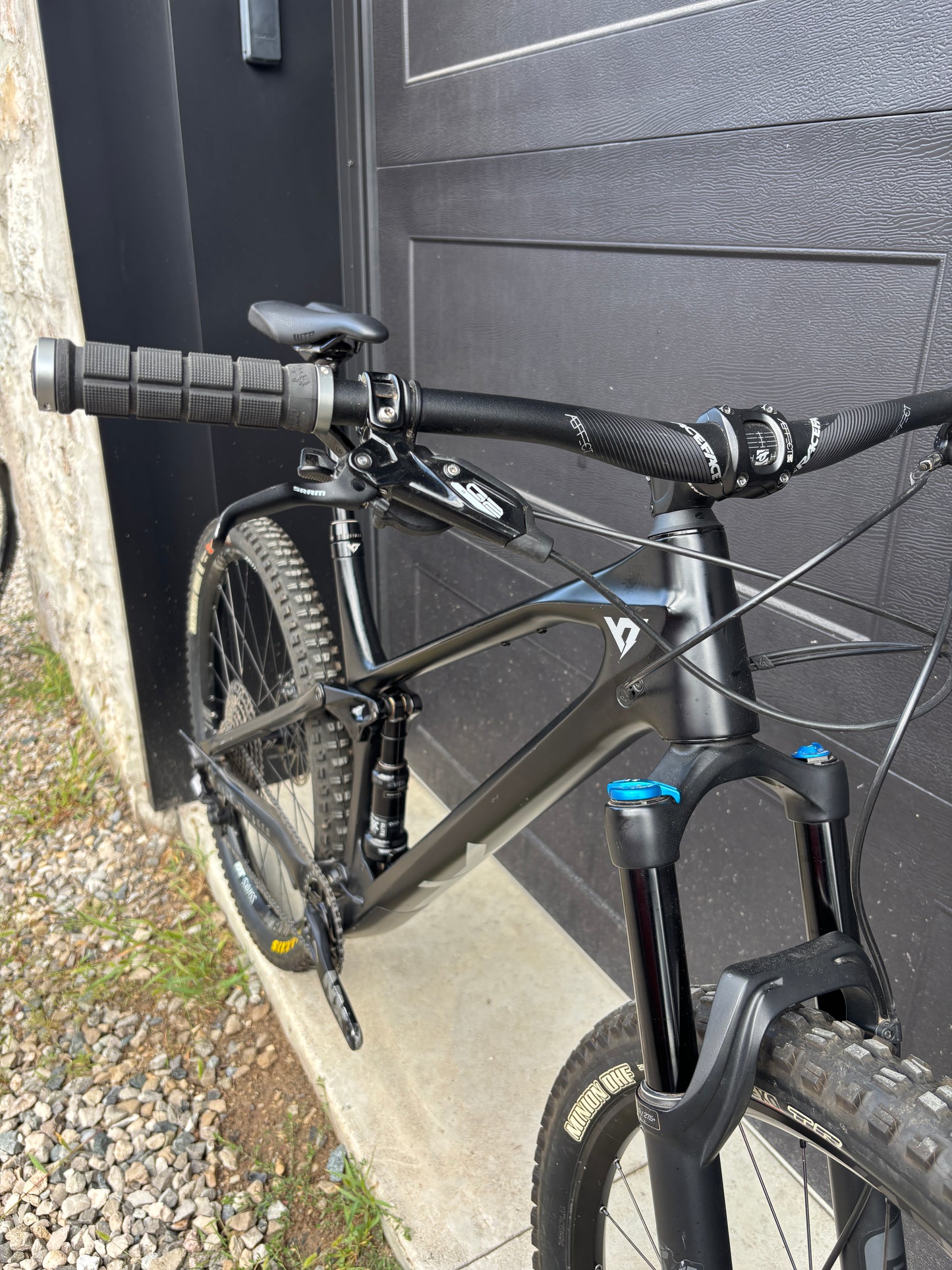 YT Izzo Comp XL (Pre-Ridden)